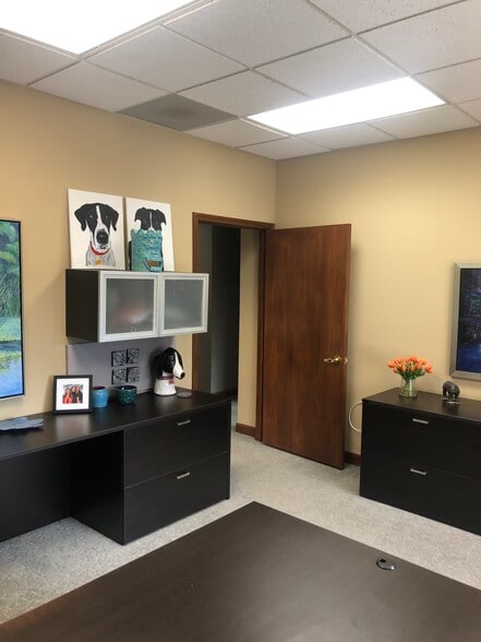 More Photos Of 14047 W Petronella Dr, Libertyville Office For Sale