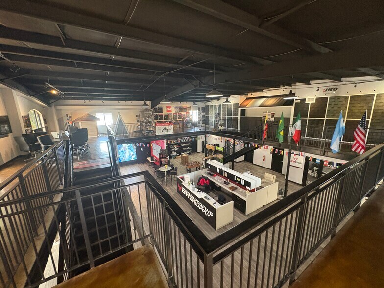 More Photos Of 2830 Simpson Cir, Norcross Showroom For Sale