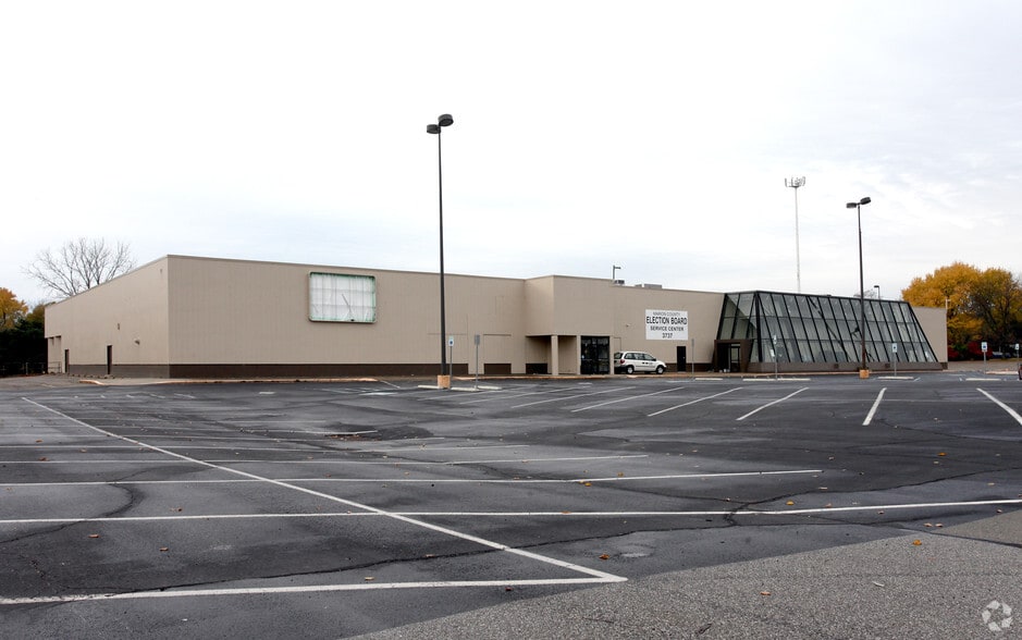 More Photos Of 16 E Sherman Dr, Indianapolis Freestanding For Lease