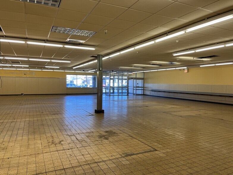 More Photos Of 913 E Irving Park Rd, Streamwood General Retail For Lease