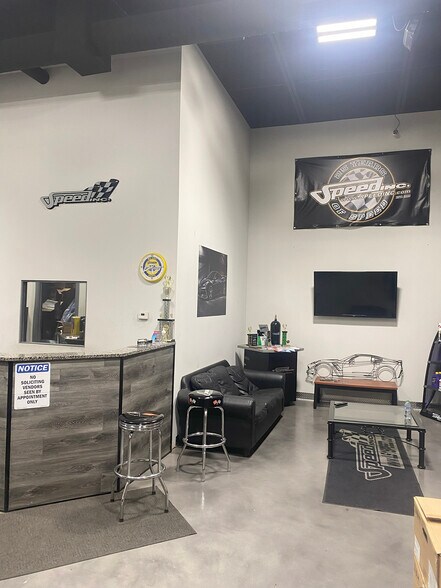 More Photos Of 801-803 Albion Ave, Schaumburg Warehouse For Sale