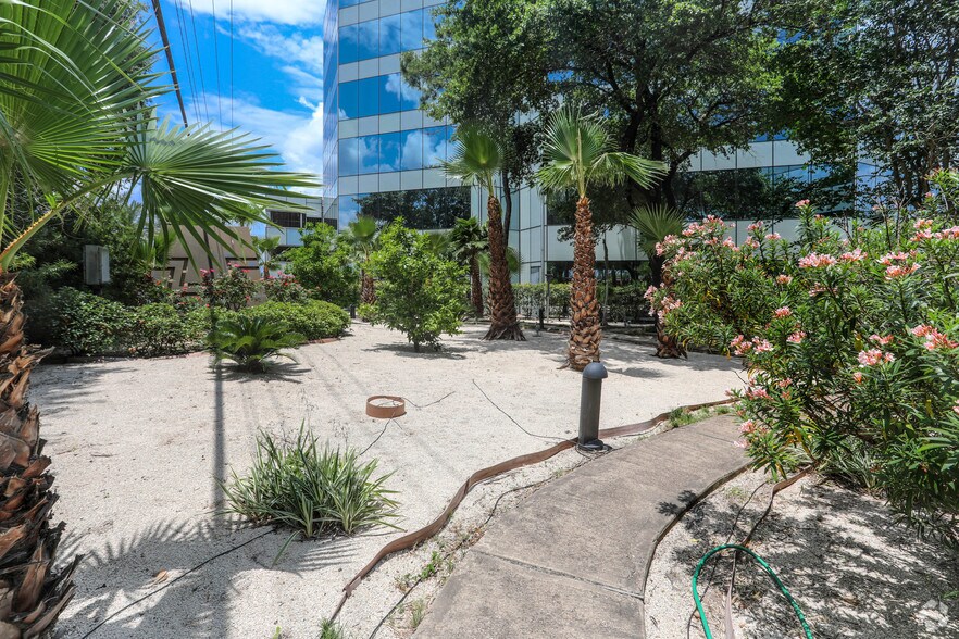 More Photos Of 5821 Southwest Fwy, Houston Office For Lease
