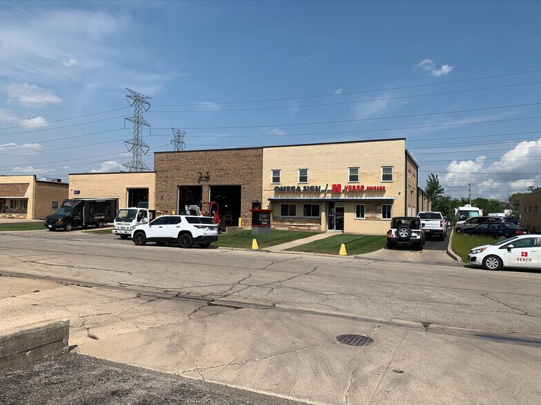 More Photos Of 100-110 W Fay St, Addison Distribution For Lease