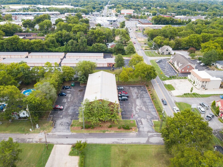 More Photos Of 136 Walton Ferry Rd, Hendersonville Office For Sale
