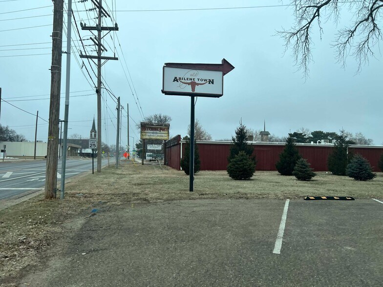 More Photos Of 100 SE 5th St, Abilene Flex For Lease