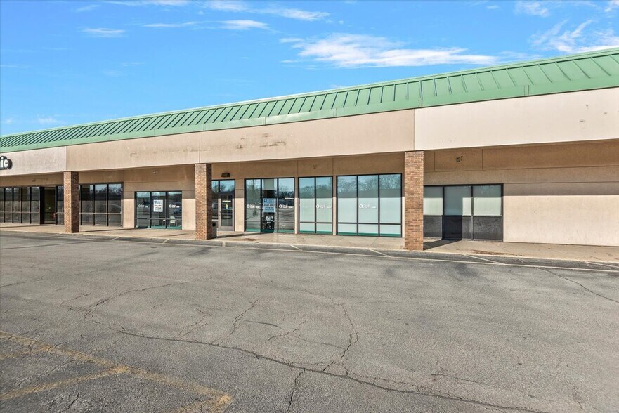 More Photos Of 2301-2585 S MacArthur Blvd, Springfield General Retail For Lease