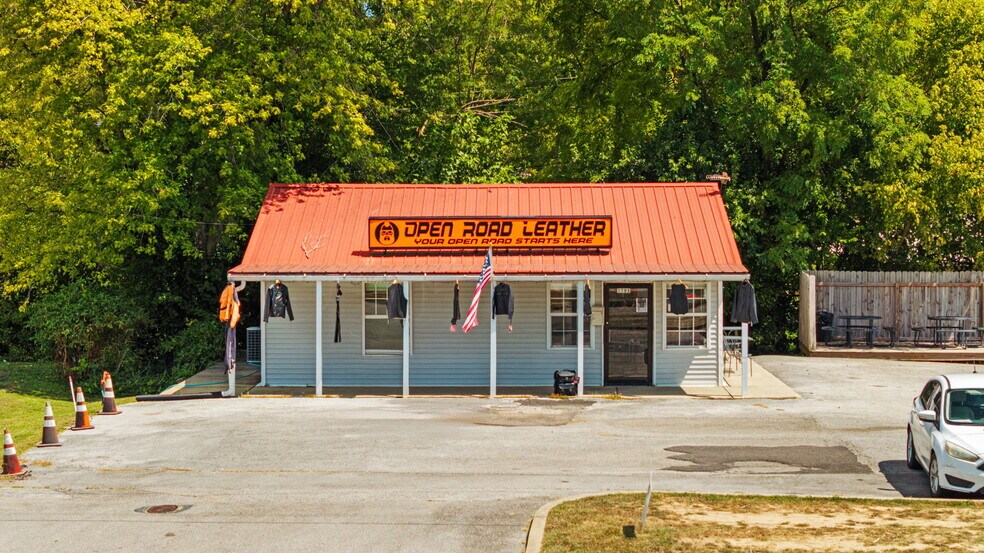 Primary Photo Of 1108 Main St, Munfordville General Retail For Sale