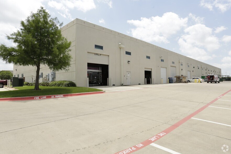 More Photos Of 1861 Valley View Ln, Farmers Branch Showroom For Lease