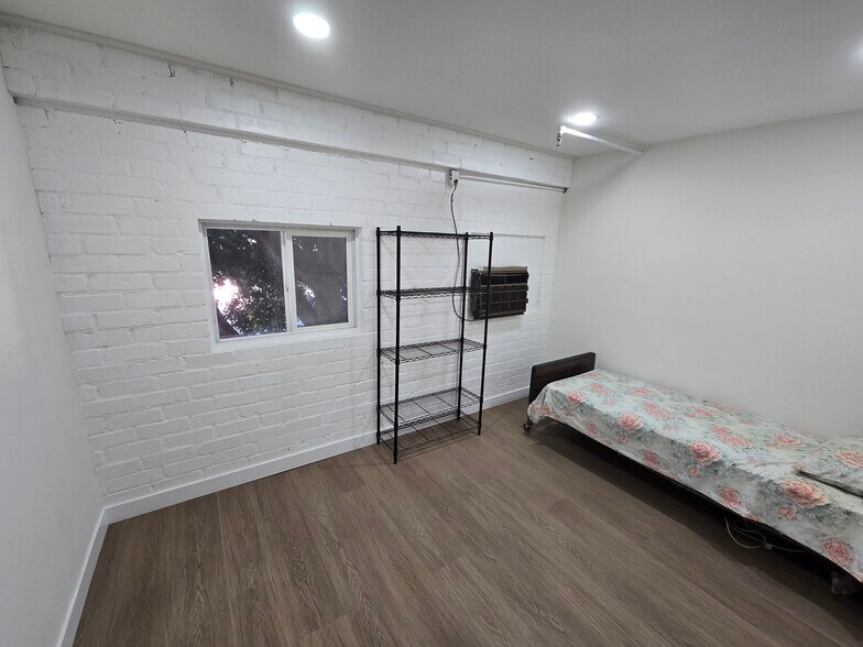 More Photos Of 3000 S Grand Ave, Los Angeles Warehouse For Lease