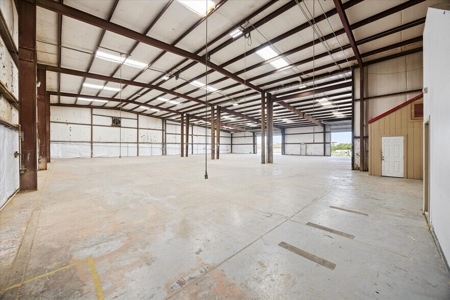 More Photos Of 16806 I-35 S, Buda Showroom For Lease