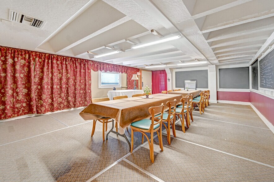 More Photos Of 300 N Cocoa Blvd, Cocoa Restaurant For Lease
