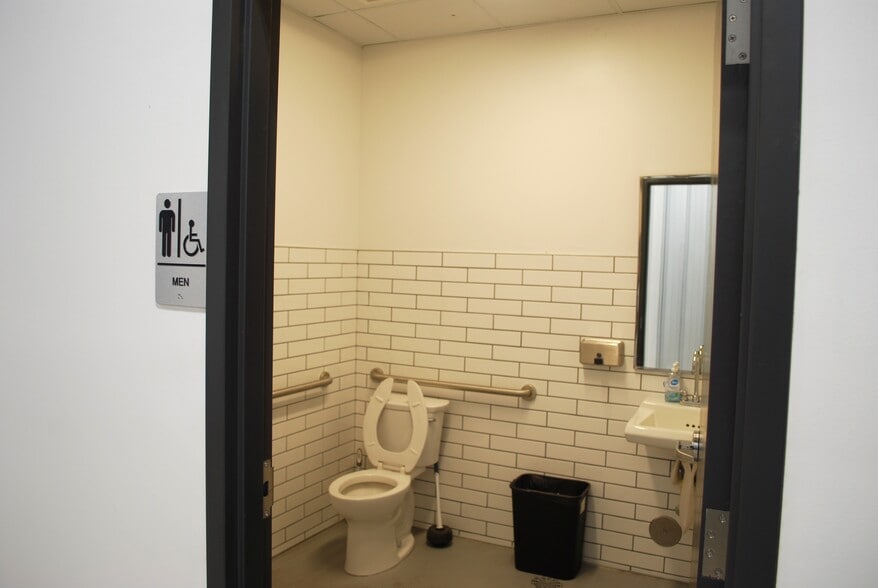 More Photos Of 1100 25th St, West Palm Beach Warehouse For Lease