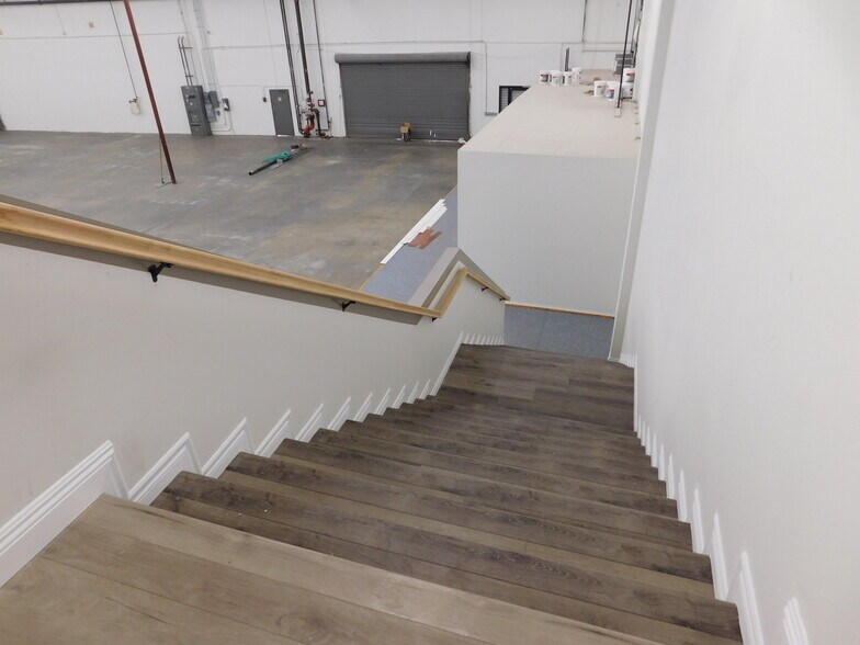 More Photos Of 365 E Jefferson Blvd, Los Angeles Warehouse For Lease