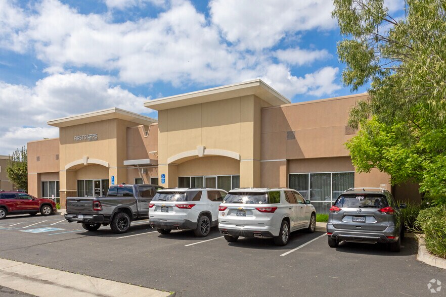 More Photos Of 2101 Herndon Ave, Clovis Unknown For Lease