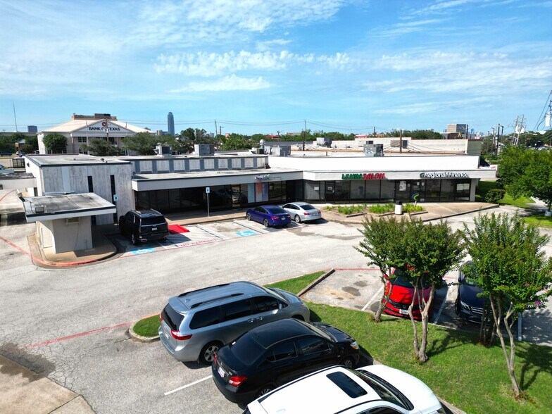 More Photos Of 5313 Bellaire Blvd, Bellaire Bank For Lease