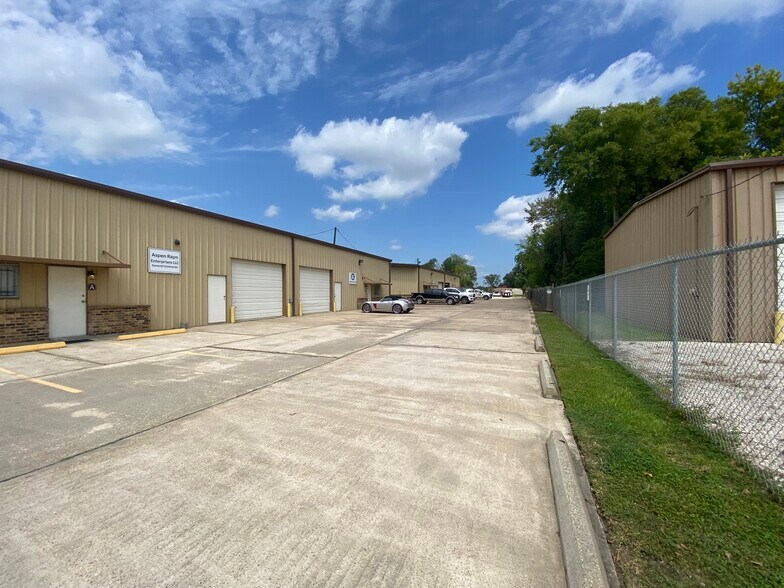 More Photos Of 1930 W Cardinal Dr, Beaumont Warehouse For Lease