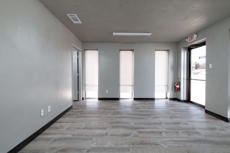 More Photos Of 4404-4412 Glenview Dr, Haltom City Warehouse For Lease