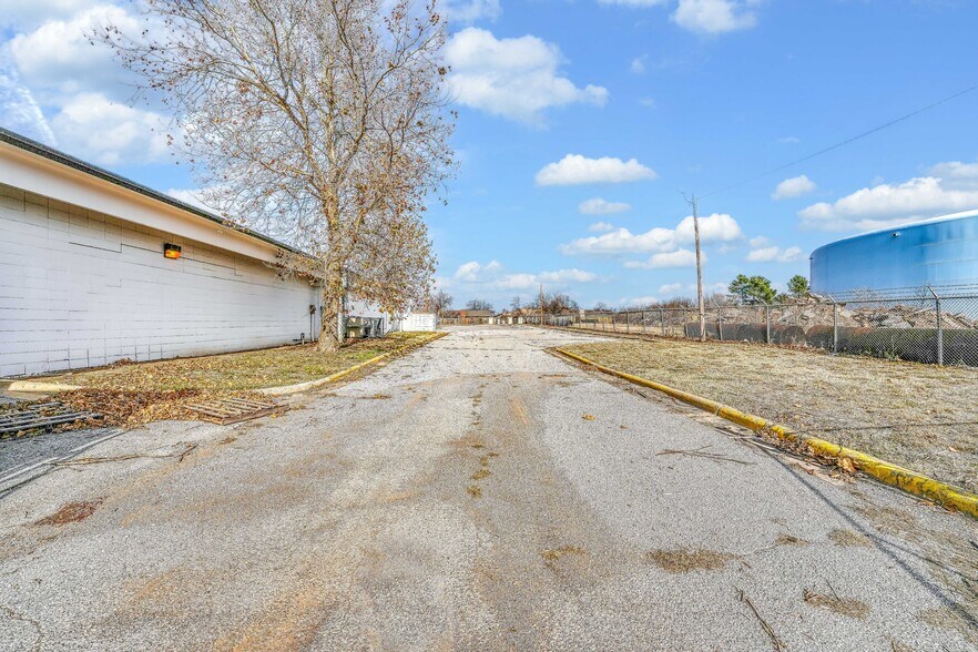 More Photos Of 6725 NW Atlanta Ave, Lawton Industrial For Lease