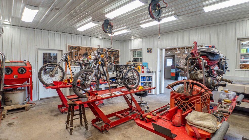 More Photos Of 105 E Couch St, Alton General Retail For Sale