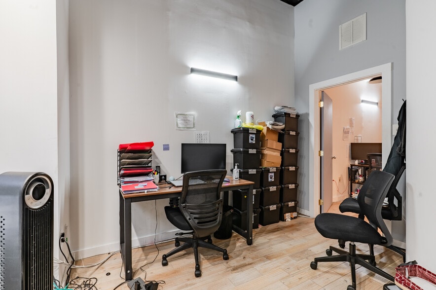 More Photos Of 319 Bainbridge St, Philadelphia Office Residential For Sale