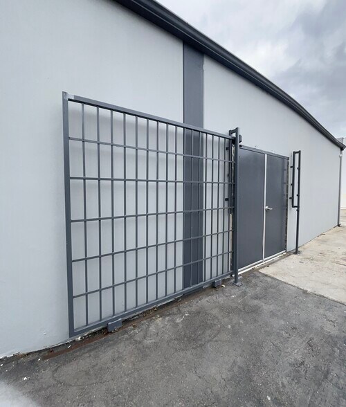 More Photos Of 2401-2413 S Broadway, Santa Ana Manufacturing For Sale