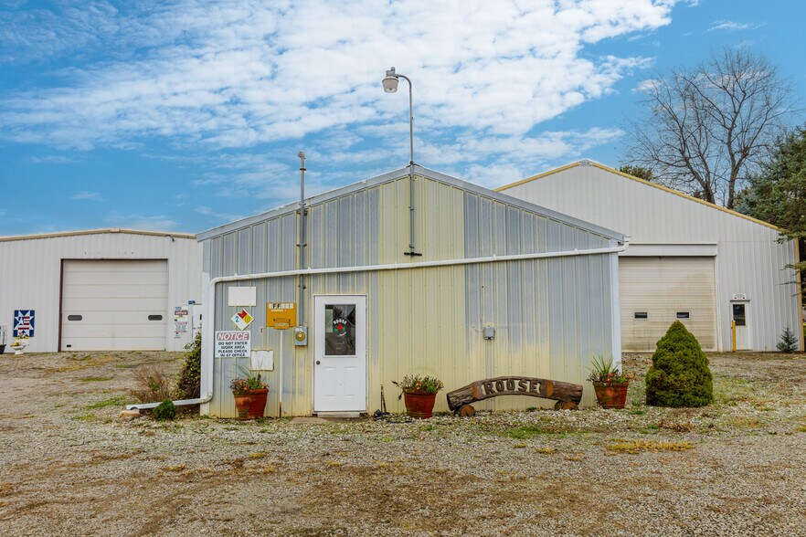 More Photos Of 2090 Idaho Dr, Pella Manufacturing For Sale