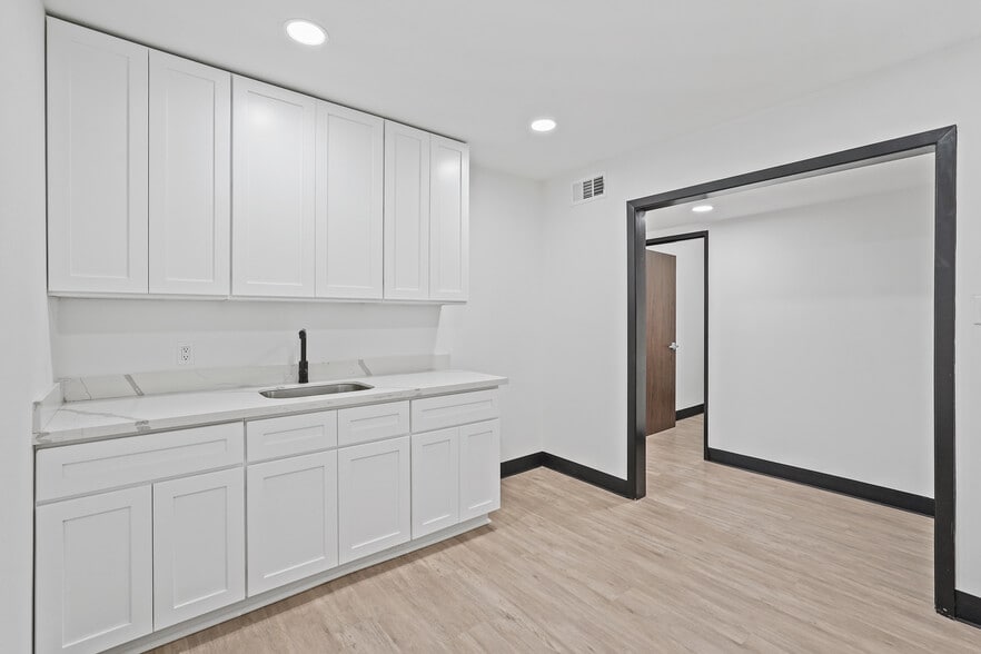 More Photos Of 6201-6205 W 34th St, Houston Warehouse For Lease