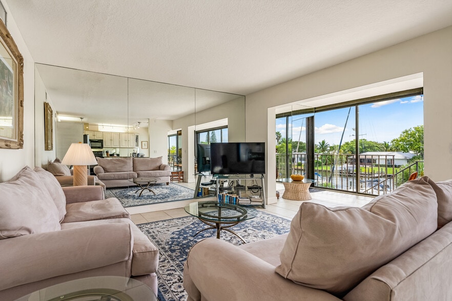 More Photos Of 23 Royal Palm Pointe, Vero Beach Restaurant For Sale