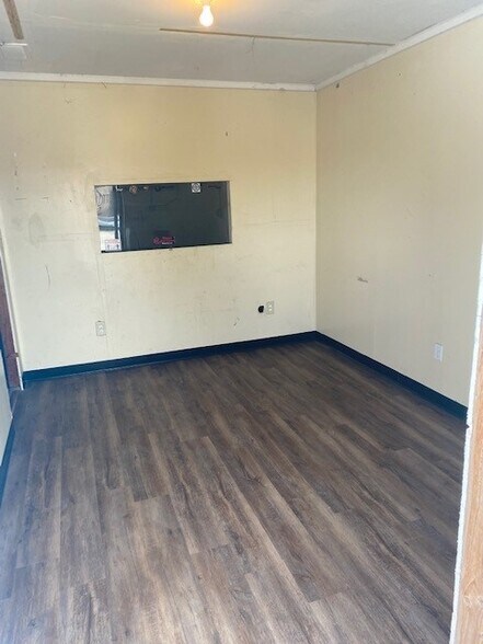 More Photos Of 4260 James St, Port Charlotte Warehouse For Lease