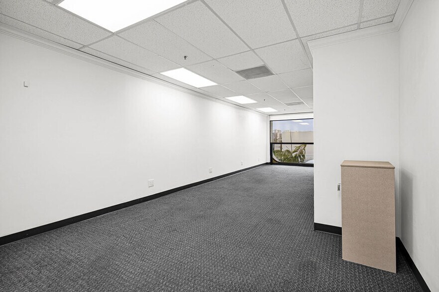 More Photos Of 2691 E Oakland Park Blvd, Fort Lauderdale Office Residential For Lease