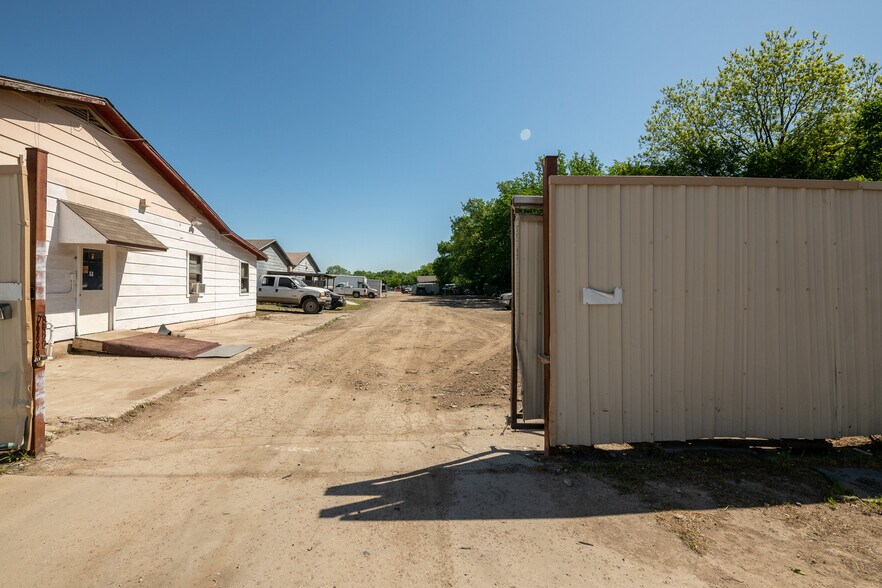 More Photos Of 732 W Kennedale Pky, Kennedale Service For Lease