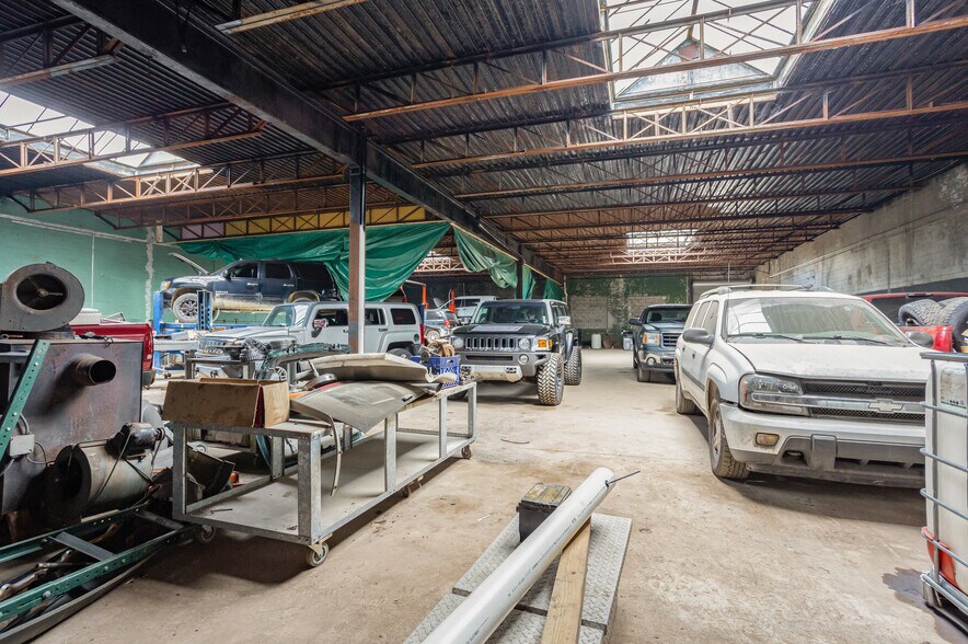 More Photos Of 1322 E Genesee Ave, Saginaw Showroom For Sale