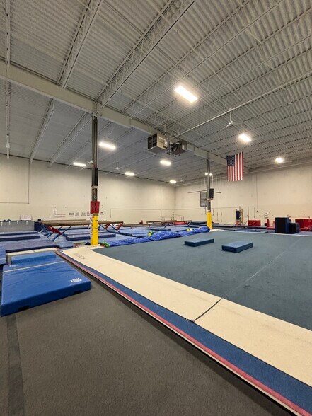 More Photos Of 1018 Tri-State Pky, Gurnee Warehouse For Lease