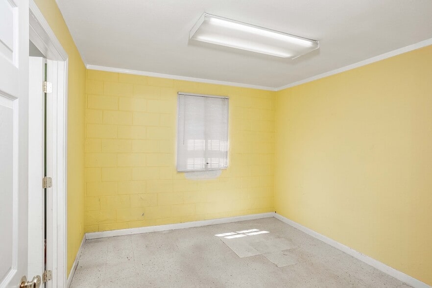 More Photos Of 10234 NE Glisan St, Portland Freestanding For Lease