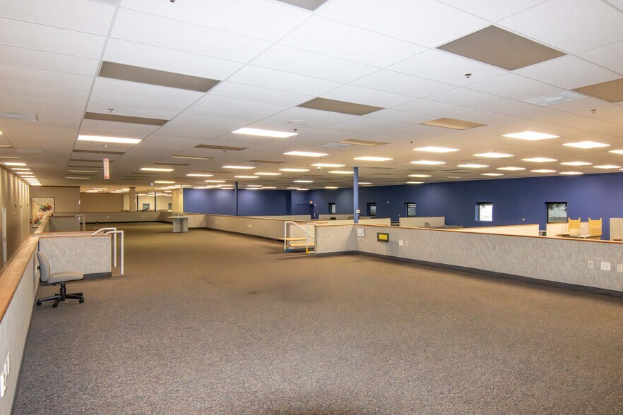 More Photos Of 2600 118th Ave N, Saint Petersburg Light Distribution For Lease