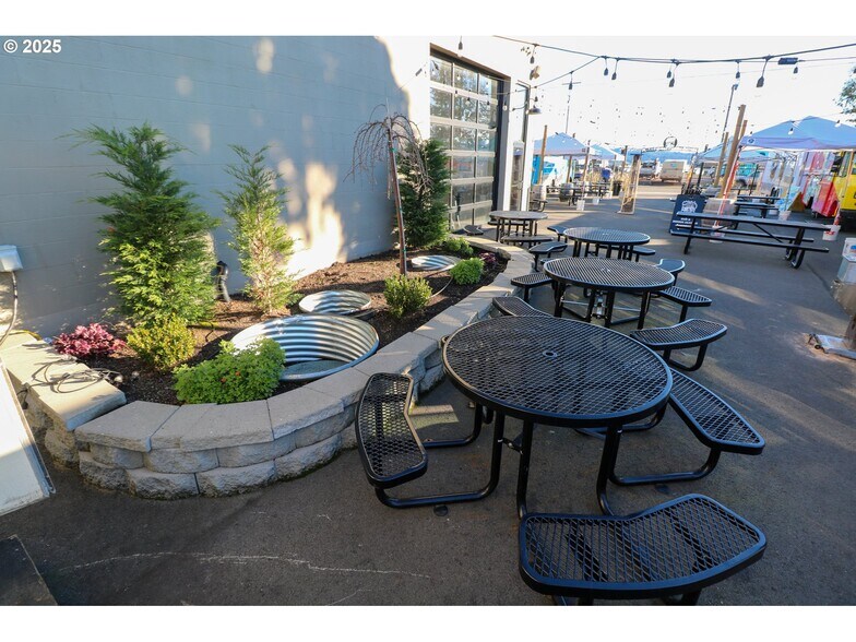 More Photos Of 790 N Bayshore Dr, Coos Bay Freestanding For Sale