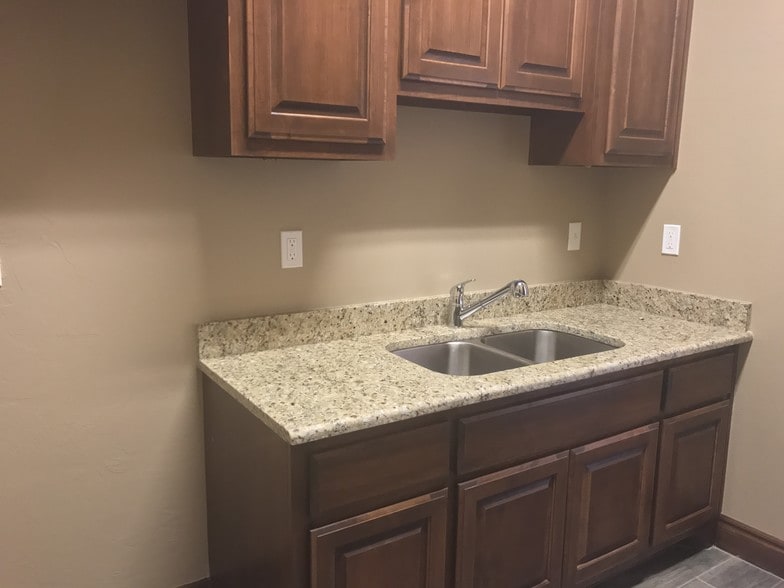 More Photos Of 17236 N May Ave, Edmond Office For Sale