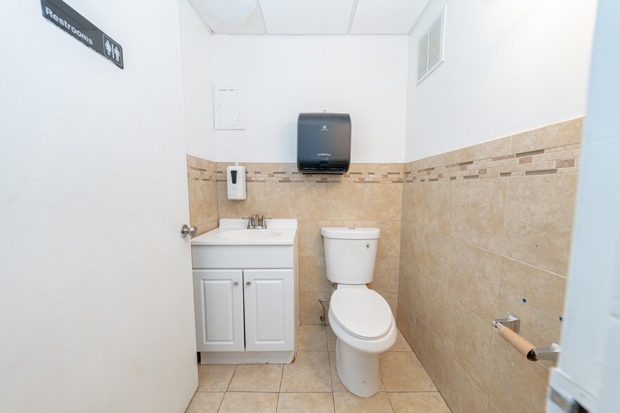 More Photos Of 4095 N 28th Way, Hollywood Warehouse For Lease