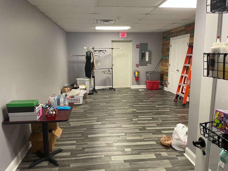 More Photos Of 182 Cornerstone Dr, Brunswick Showroom For Lease