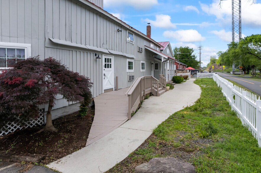 More Photos Of 20704 Ashburn Rd, Ashburn Unknown For Lease