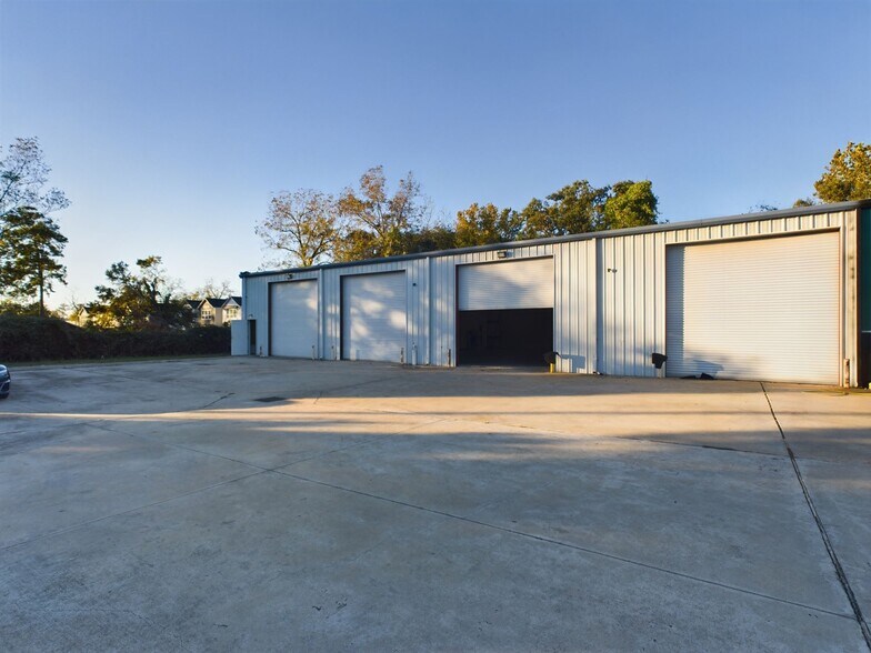 More Photos Of 904 W Tidwell Rd, Houston Warehouse For Lease