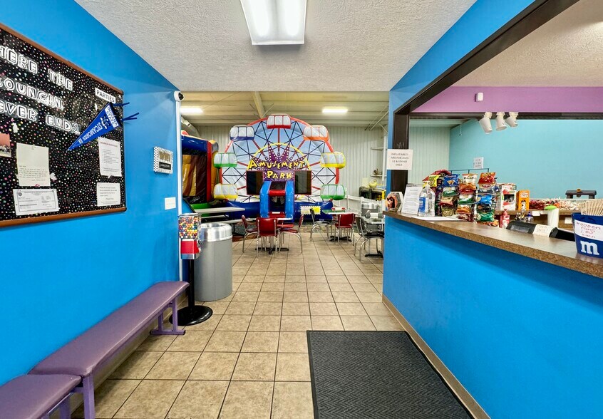 More Photos Of 2509 S 1st St, Terre Haute Showroom For Sale