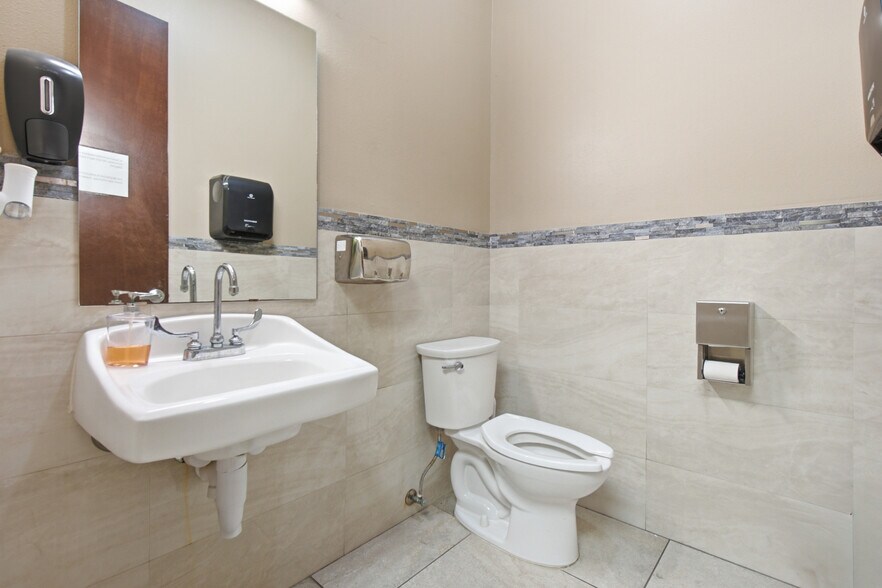 More Photos Of 14206 Mercury Dr, Laredo Distribution For Lease