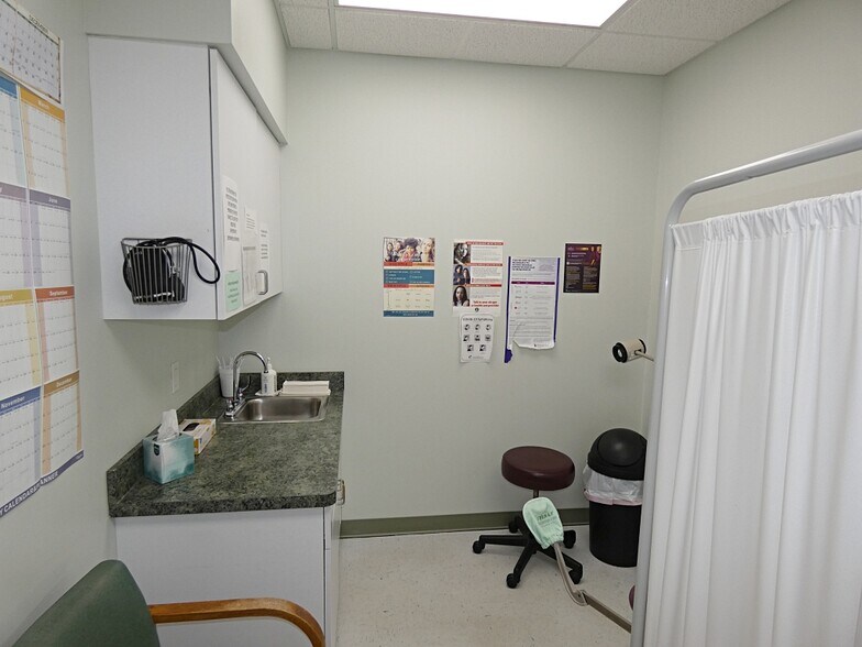 More Photos Of 6934 Elaine Dr, Niagara Falls Office For Sale