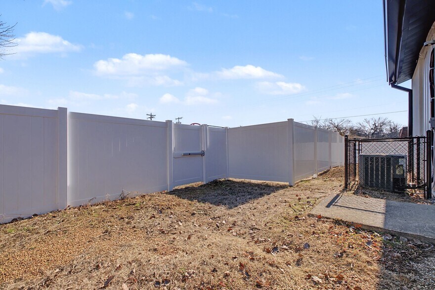 More Photos Of 207 Iris Dr, Hendersonville Daycare Center For Sale