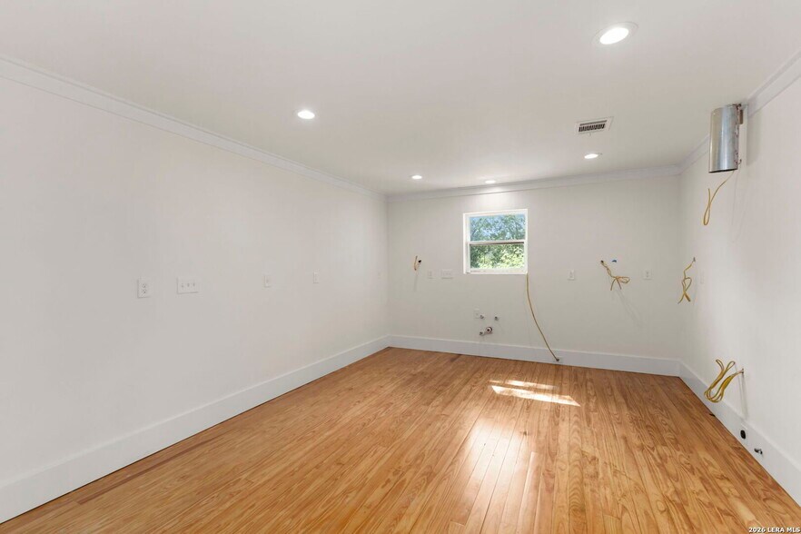 More Photos Of 824 High St, Comfort Flex For Sale