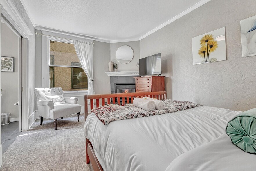 More Photos Of 6 Boulder Crescent St, Colorado Springs Hotel For Sale