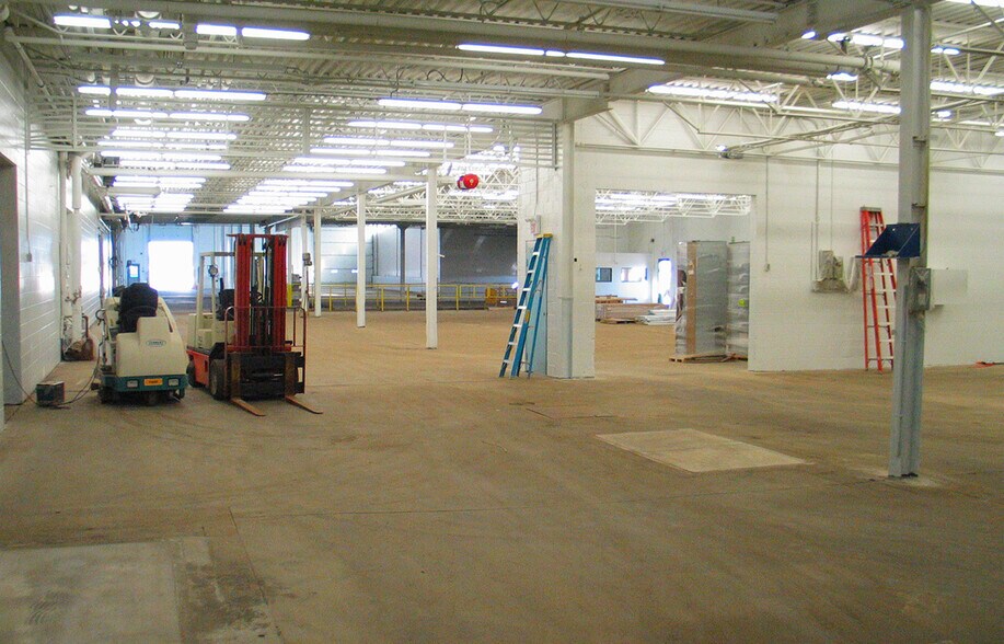 More Photos Of 1601 Church Ave, Winnipeg Warehouse For Lease