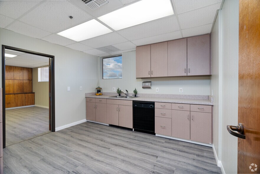 More Photos Of 3550 Q St, Bakersfield Medical For Sale