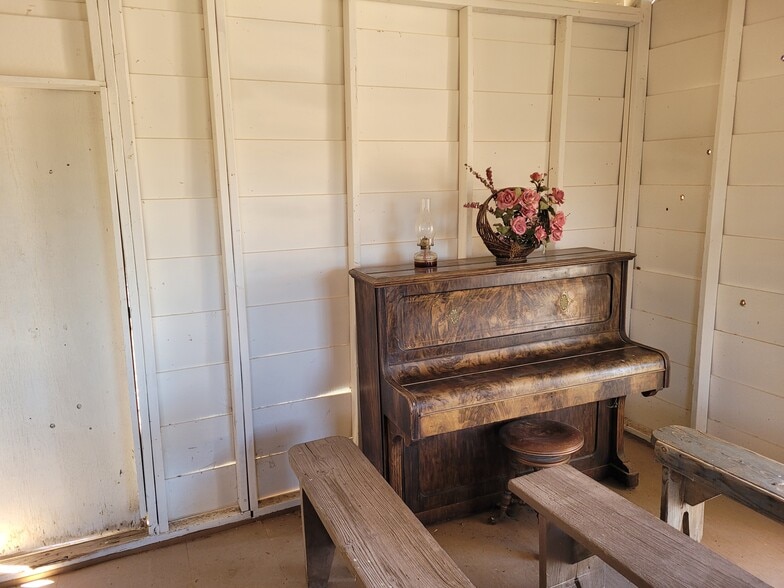 More Photos Of 331 W Rockspring Ln, Benson Movie Radio TVStudio For Sale